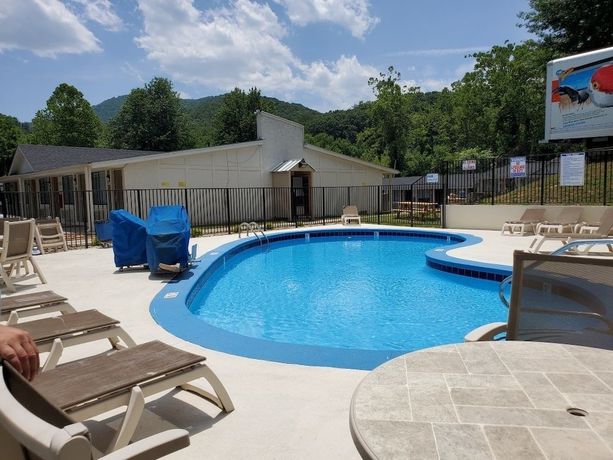 Imagen de la piscina del Hotel Super 8 By Wyndham Asheville/biltmore. Foto 17