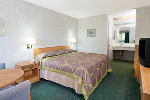 Imagen de la habitación del Hotel Super 8 By Wyndham Auburn. Foto 4