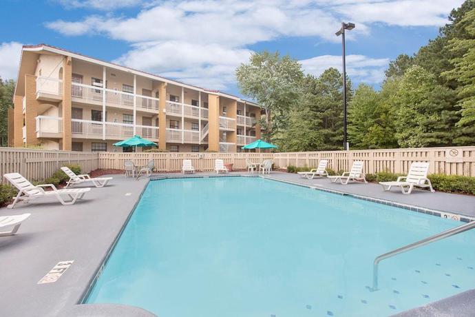 Imagen de la piscina del Hotel Super 8 By Wyndham Austell/six Flags. Foto 28