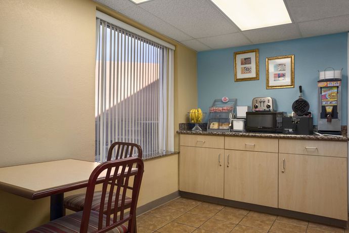 Imagen del bar/restaurante del Hotel Super 8 By Wyndham Austin Downtown/capitol Area. Foto 3