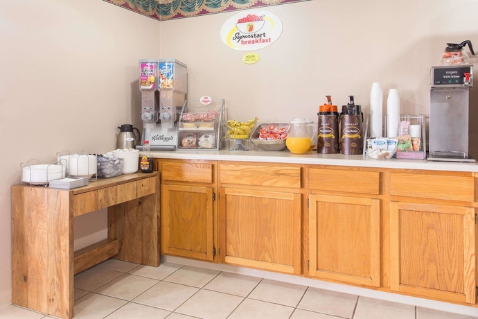 Imagen de los interiores del Hotel Super 8 By Wyndham Austin Mn. Foto 16