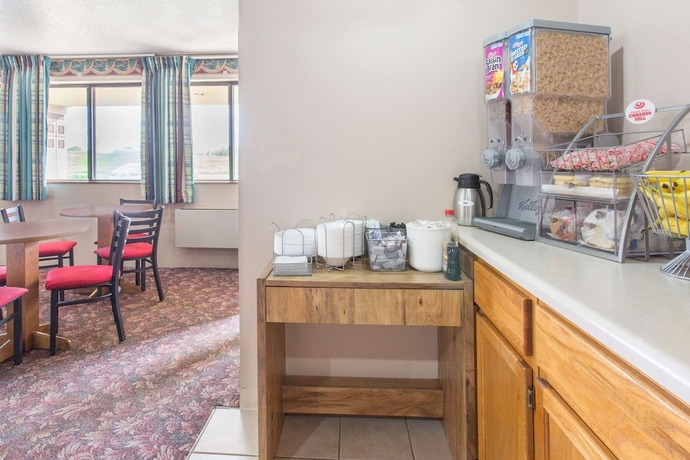 Imagen del bar/restaurante del Hotel Super 8 By Wyndham Austin Mn. Foto 2