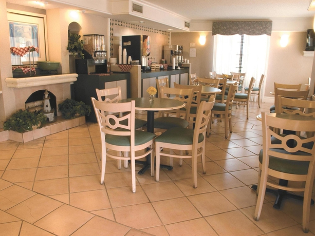 Imagen del bar/restaurante del Hotel Super 8 By Wyndham Austin South / I-35. Foto 3