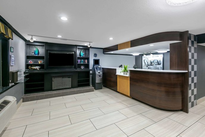 Imagen de los interiores del Hotel Super 8 By Wyndham Austin University/downtown Area. Foto 16