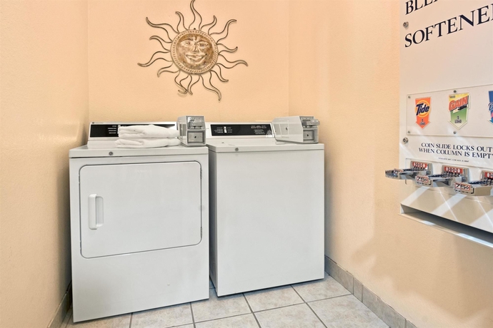 Imagen de los interiores del Hotel Super 8 By Wyndham Austin/airport South. Foto 13