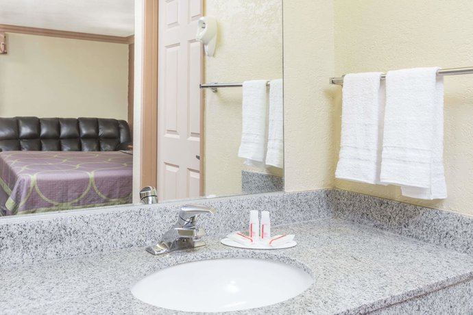 Imagen de la habitación del Hotel Super 8 By Wyndham Azusa. Foto 6