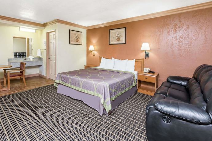 Imagen de la habitación del Hotel Super 8 By Wyndham Azusa. Foto 7