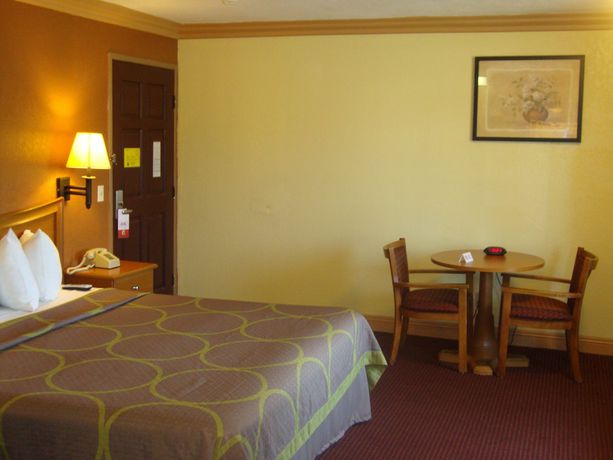 Imagen de la habitación del Hotel Super 8 By Wyndham Azusa. Foto 10