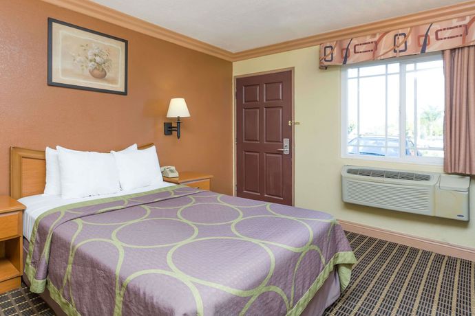 Imagen de la habitación del Hotel Super 8 By Wyndham Azusa. Foto 11