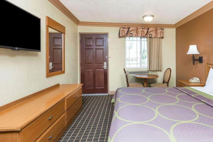 Imagen de la habitación del Hotel Super 8 By Wyndham Azusa. Foto 12