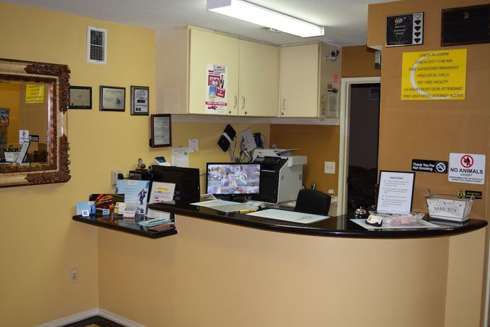 Imagen de los interiores del Hotel Super 8 By Wyndham Azusa. Foto 16