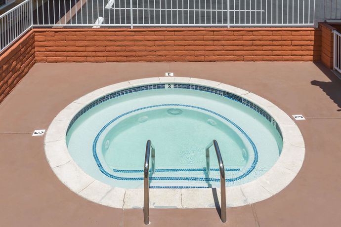 Imagen de la piscina del Hotel Super 8 By Wyndham Azusa. Foto 18