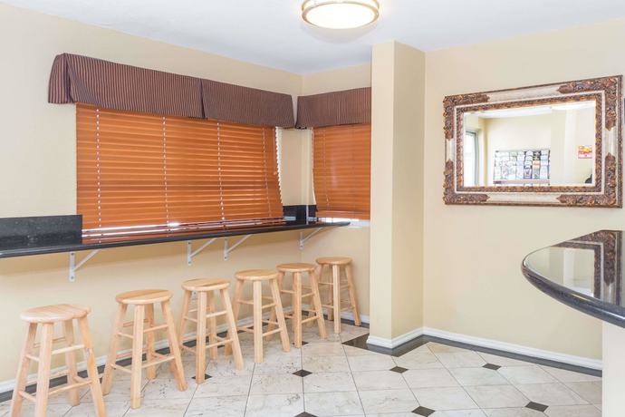 Imagen de los interiores del Hotel Super 8 By Wyndham Azusa. Foto 17