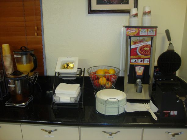 Imagen del bar/restaurante del Hotel Super 8 By Wyndham Azusa. Foto 3