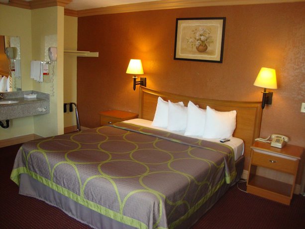 Imagen de la habitación del Hotel Super 8 By Wyndham Azusa. Foto 15