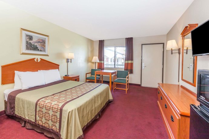 Imagen de la habitación del Hotel Super 8 By Wyndham Bakersfield/central. Foto 6