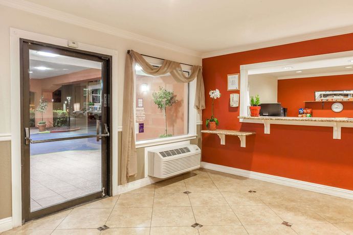 Imagen de los interiores del Hotel Super 8 By Wyndham Bakersfield/central. Foto 18