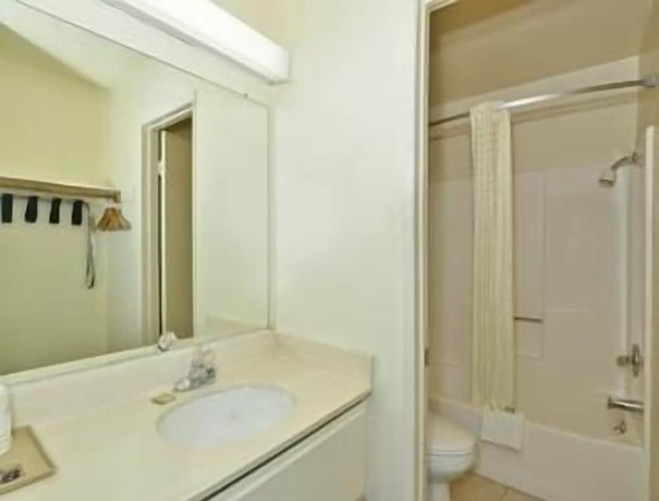 Imagen de la habitación del Hotel Super 8 By Wyndham Bakersfield/central. Foto 16