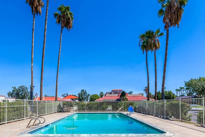 Imagen de la piscina del Hotel Super 8 By Wyndham Bakersfield/central. Foto 20