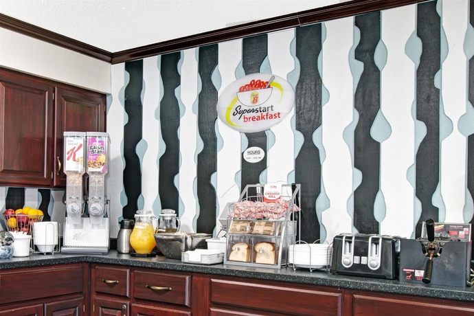 Imagen del bar/restaurante del Hotel Super 8 By Wyndham Baltimore/essex Area. Foto 2