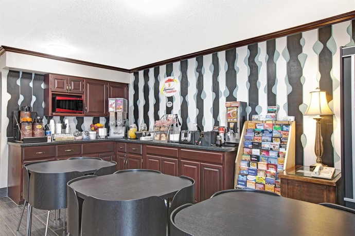 Imagen del bar/restaurante del Hotel Super 8 By Wyndham Baltimore/essex Area. Foto 3