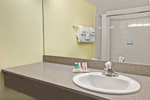 Imagen de la habitación del Hotel Super 8 By Wyndham Barrie South. Foto 9