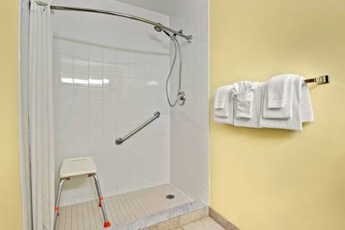 Imagen de la habitación del Hotel Super 8 By Wyndham Barrie South. Foto 10