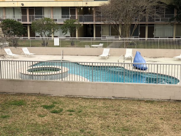 Imagen de la piscina del Hotel Super 8 By Wyndham Baton Rouge/i-10. Foto 19