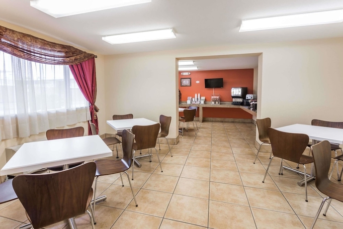 Imagen del bar/restaurante del Hotel Super 8 By Wyndham Baton Rouge/i-10. Foto 3