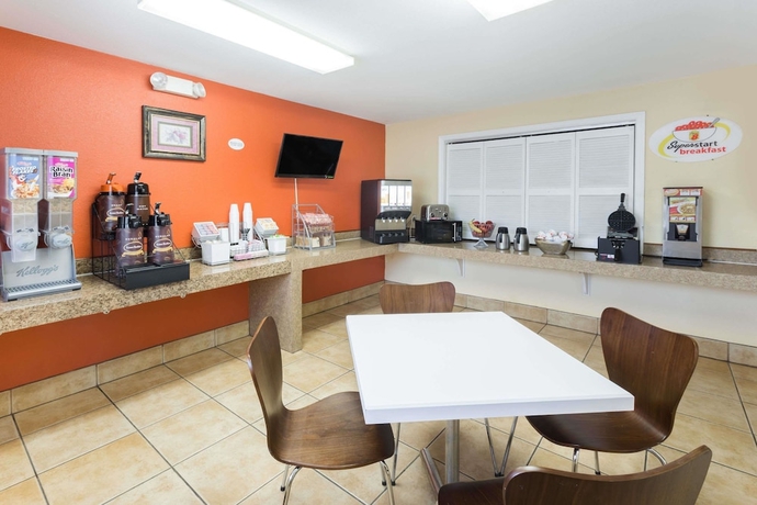 Imagen del bar/restaurante del Hotel Super 8 By Wyndham Baton Rouge/i-10. Foto 4