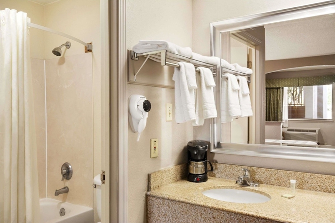 Imagen de la habitación del Hotel Super 8 By Wyndham Baton Rouge/i-12. Foto 9
