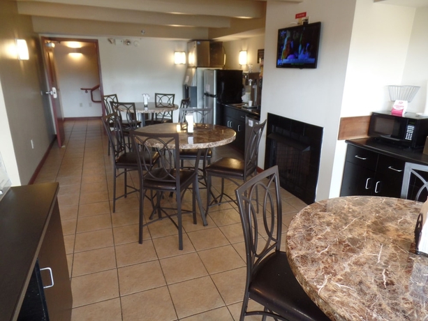 Imagen del bar/restaurante del Hotel Super 8 By Wyndham Beaver Falls. Foto 3