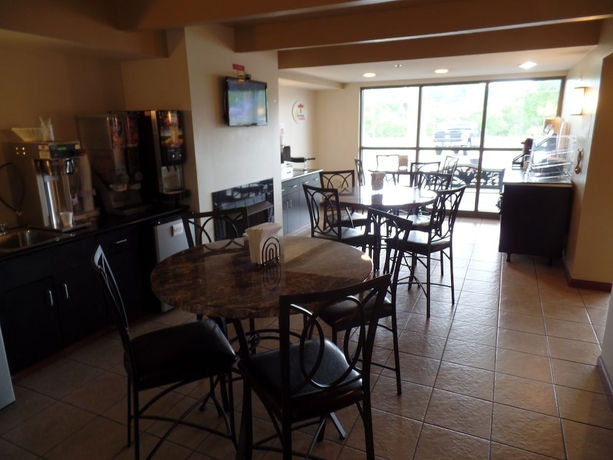 Imagen del bar/restaurante del Hotel Super 8 By Wyndham Beaver Falls. Foto 4