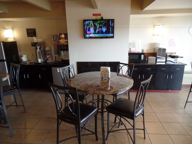 Imagen del bar/restaurante del Hotel Super 8 By Wyndham Beaver Falls. Foto 5
