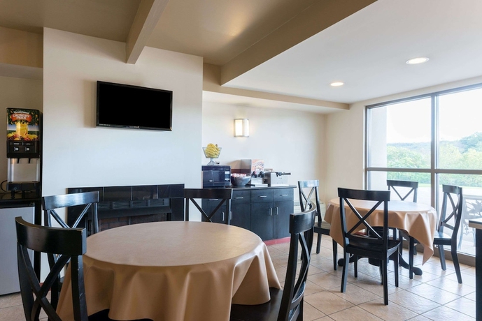 Imagen del bar/restaurante del Hotel Super 8 By Wyndham Beaver Falls. Foto 6