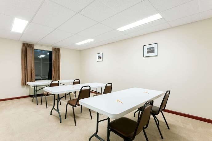 Imagen de los interiores del Hotel Super 8 By Wyndham Beaver Falls. Foto 19