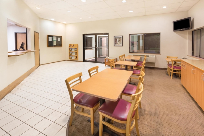 Imagen de los interiores del Hotel Super 8 By Wyndham Bend. Foto 9