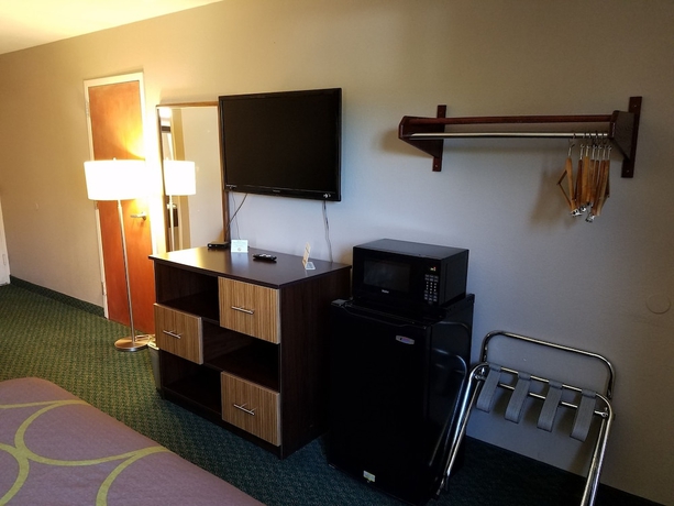Imagen de la habitación del Hotel Super 8 By Wyndham Bentonville. Foto 6