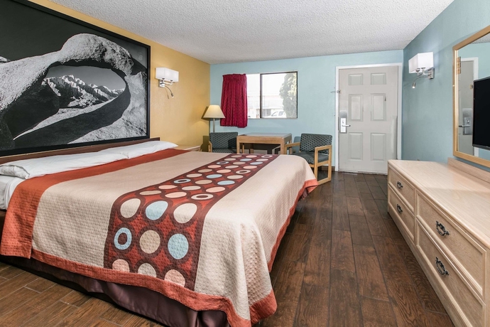 Imagen de la habitación del Hotel Super 8 By Wyndham Bishop. Foto 7