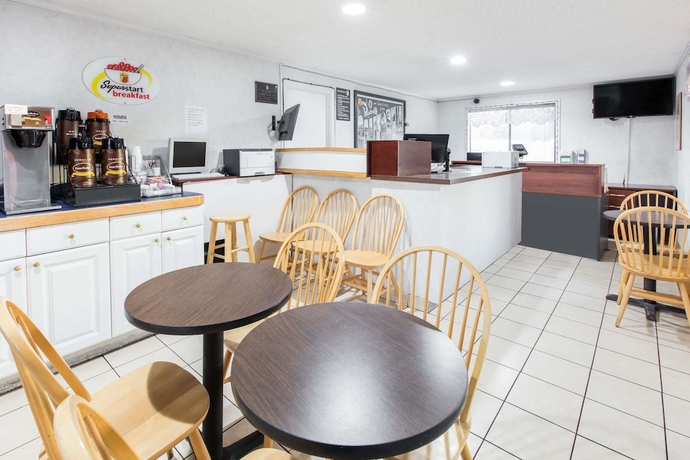 Imagen de los interiores del Hotel Super 8 By Wyndham Bishop. Foto 19