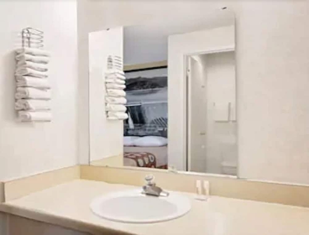 Imagen de la habitación del Hotel Super 8 By Wyndham Bishop. Foto 16