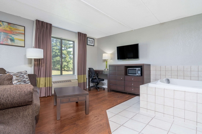 Imagen de la habitación del Hotel Super 8 By Wyndham Bloomington/airport. Foto 8