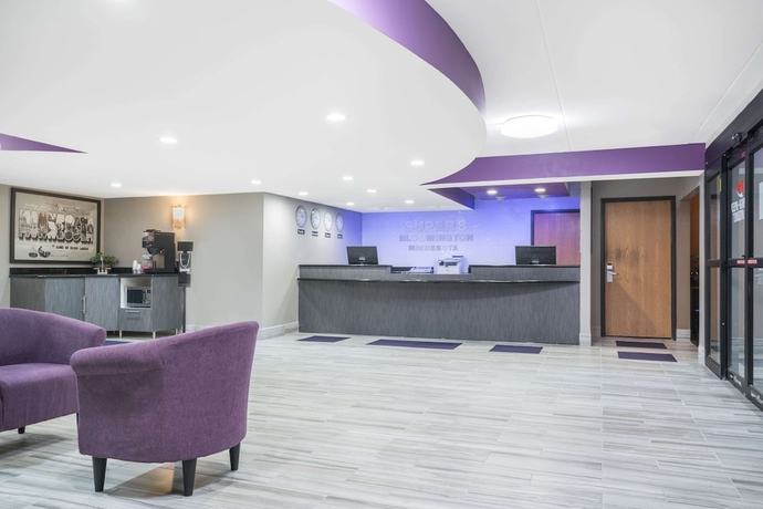 Imagen de los interiores del Hotel Super 8 By Wyndham Bloomington/airport. Foto 12
