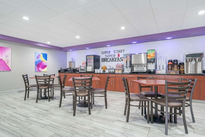 Imagen del bar/restaurante del Hotel Super 8 By Wyndham Bloomington/airport. Foto 3