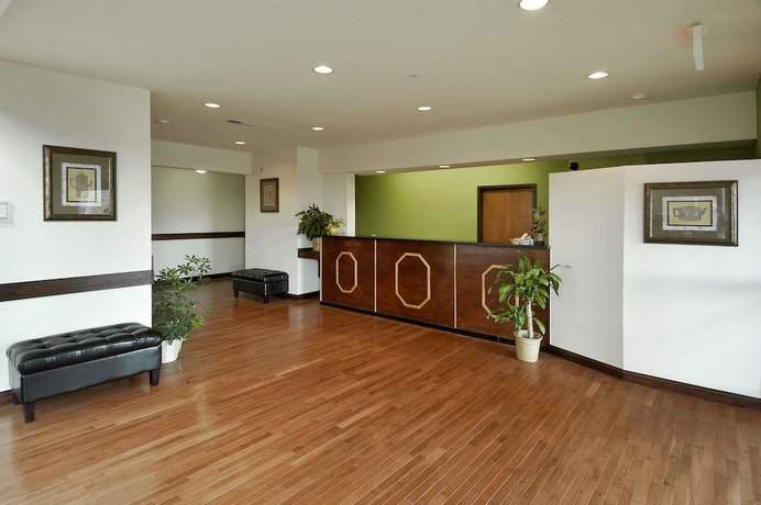 Imagen de los interiores del Hotel Super 8 By Wyndham Bowling Green North. Foto 6