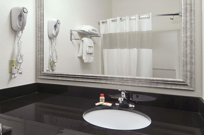 Imagen de la habitación del Hotel Super 8 By Wyndham Bowling Green North. Foto 3