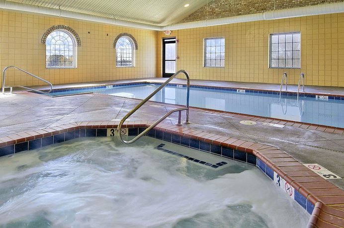 Imagen de la piscina del Hotel Super 8 By Wyndham Bowling Green North. Foto 7