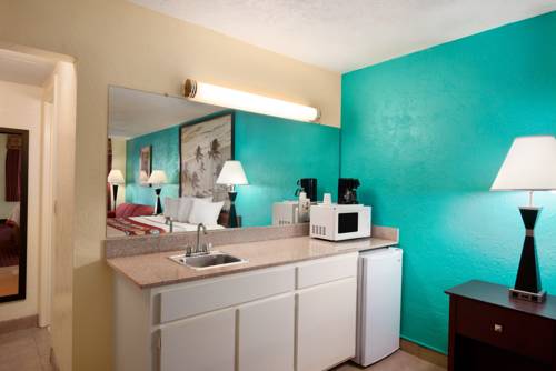 Imagen de la habitación del Hotel Super 8 By Wyndham Bradenton Sarasota Area. Foto 2