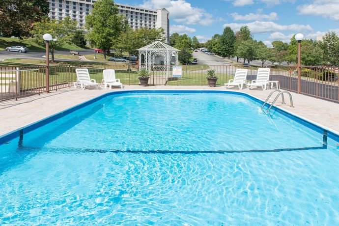 Imagen de la piscina del Hotel Super 8 By Wyndham Branson/andy Williams Theatre. Foto 20