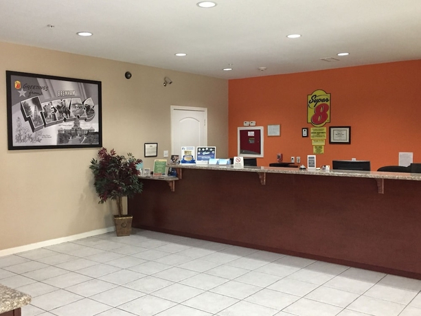 Imagen de los interiores del Hotel Super 8 By Wyndham Brenham Tx. Foto 16